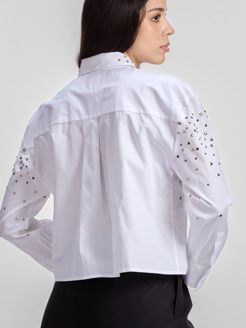 CAMISA CROPPED CON TACHUELAS TERMOFIJADAS - 3