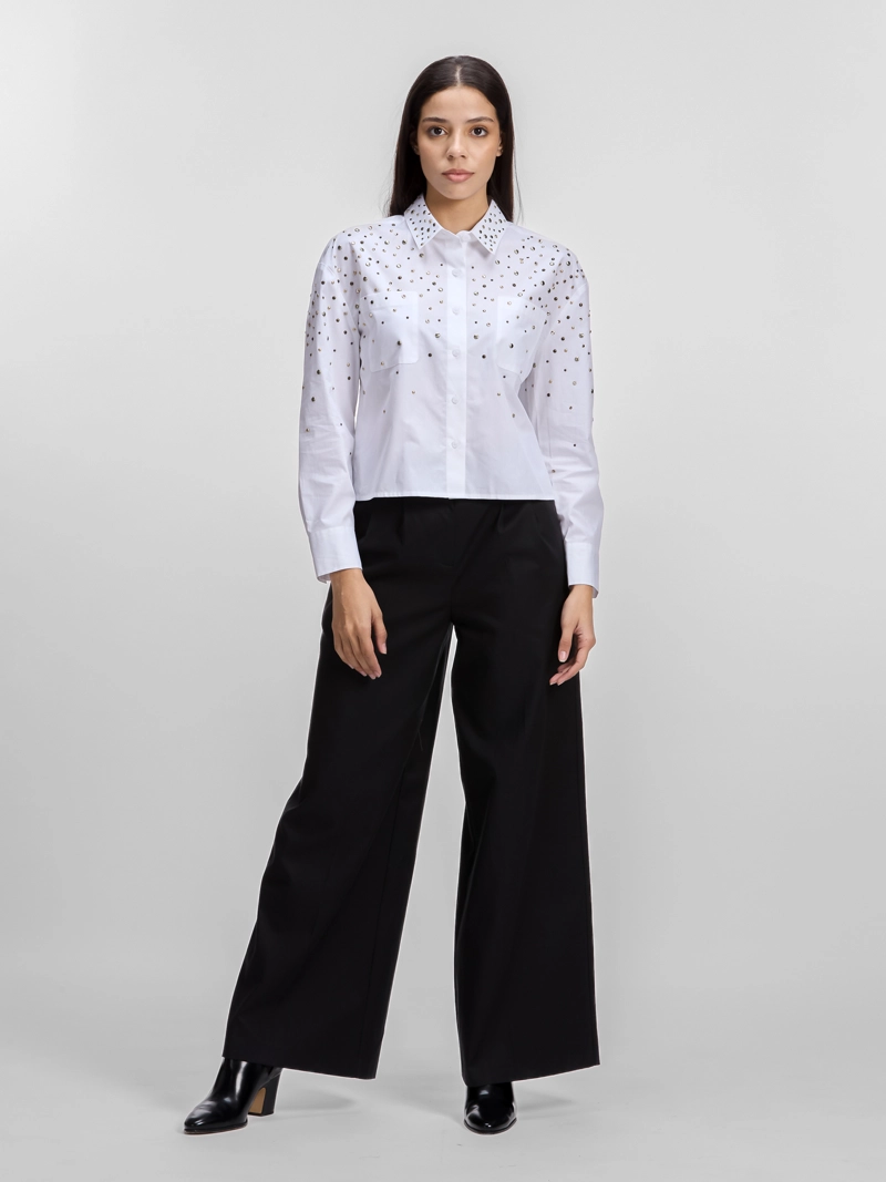 CAMISA CROPPED CON TACHUELAS TERMOFIJADAS - 4