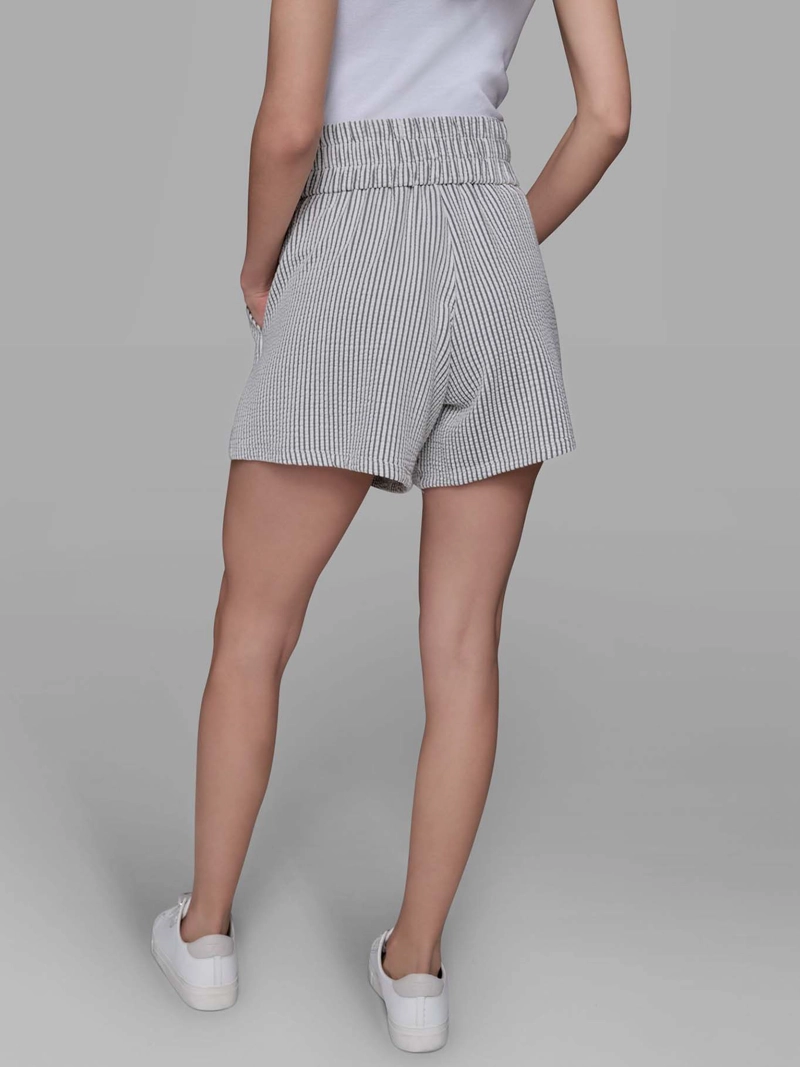 SHORT CON PARCHE - 3