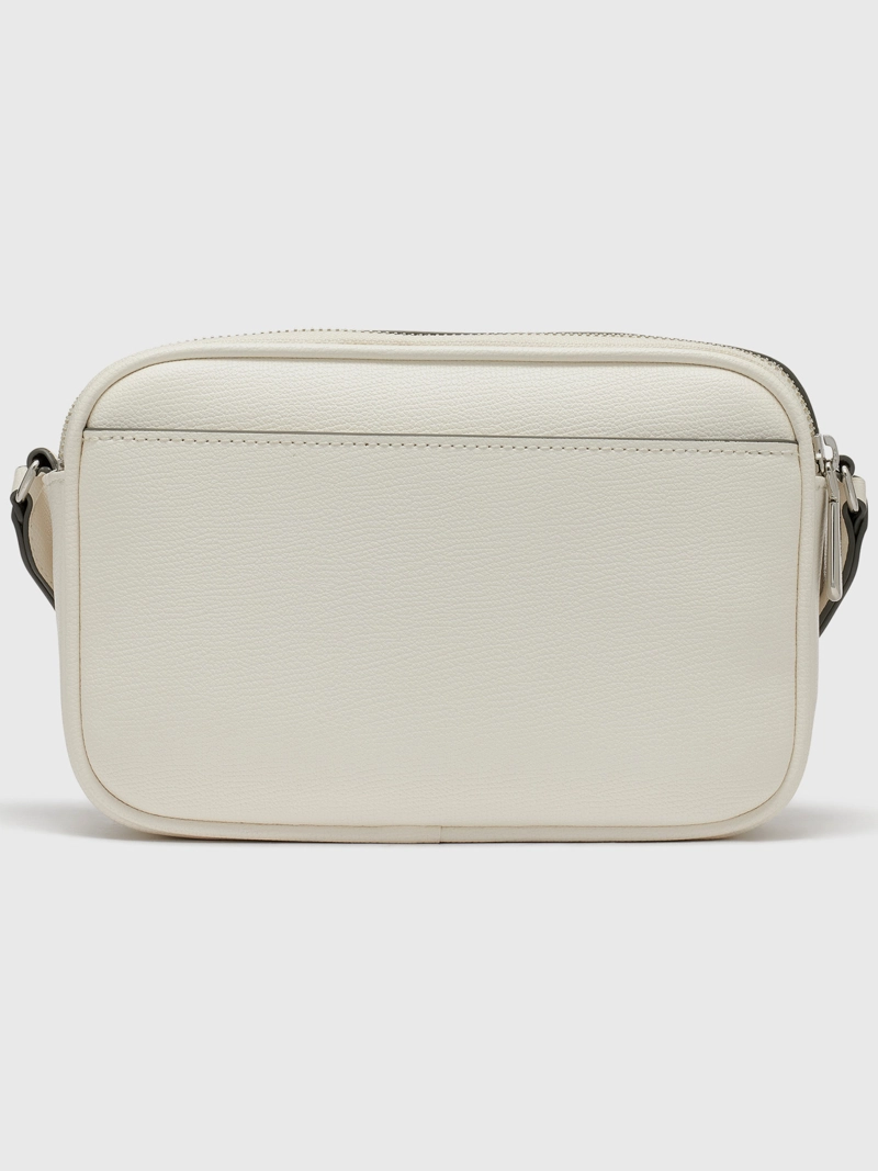 CARTERA BANDOLERA CON LOGO EN CONTRASTE - 2