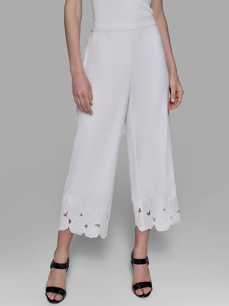 PANTALON CON DETALLES BORDADOS FLORALES - 1