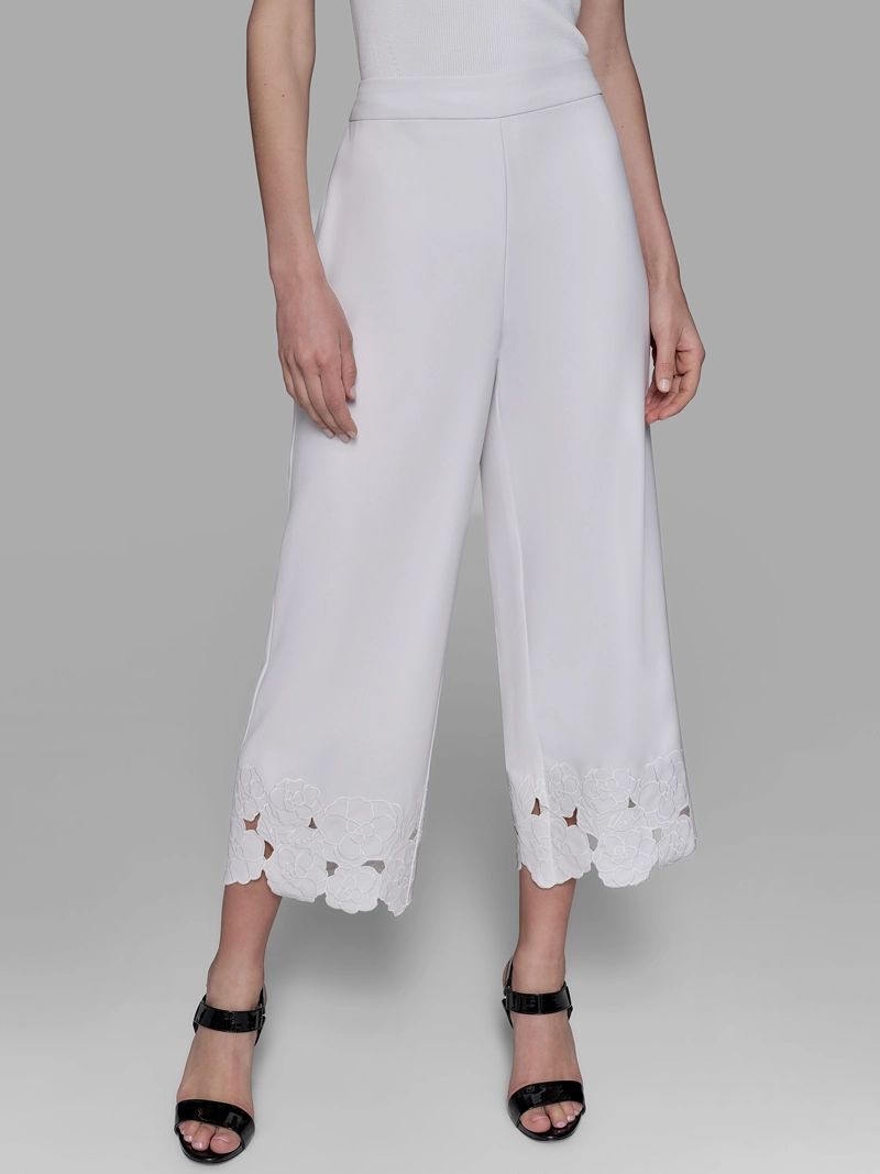 PANTALON CON DETALLES BORDADOS FLORALES - 1