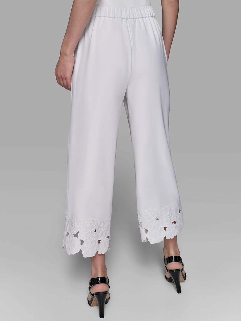 PANTALON CON DETALLES BORDADOS FLORALES - 3