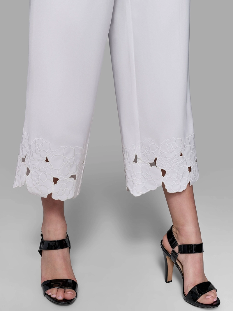 PANTALON CON DETALLES BORDADOS FLORALES - 5