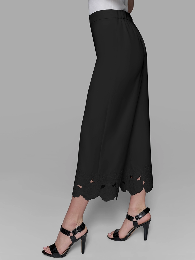 PANTALON CON DETALLES BORDADOS FLORALES - 4