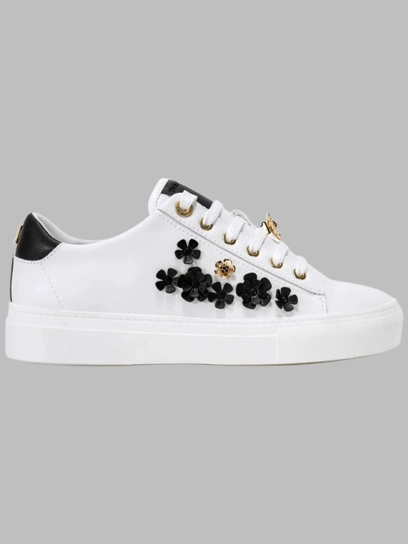 ZAPATILLAS BLANCAS CON APLICACIONES FLORALES Y DETALLES METALICOS - 1