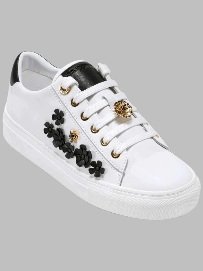 ZAPATILLAS BLANCAS CON APLICACIONES FLORALES Y DETALLES METALICOS - 2