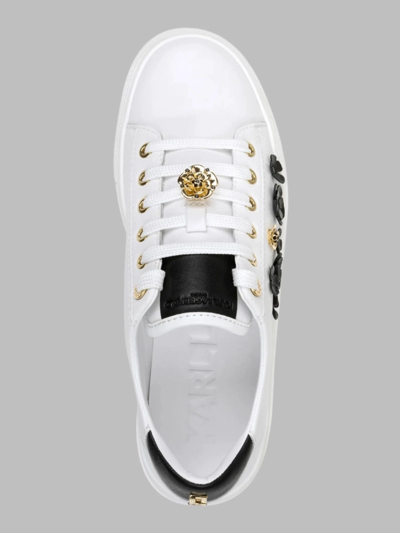 ZAPATILLAS BLANCAS CON APLICACIONES FLORALES Y DETALLES METALICOS - 3