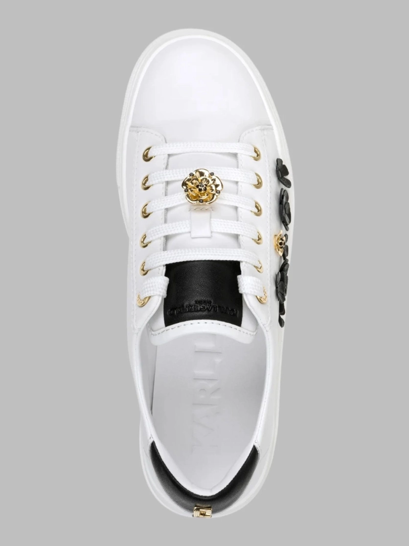 ZAPATILLAS BLANCAS CON APLICACIONES FLORALES Y DETALLES METALICOS - 3
