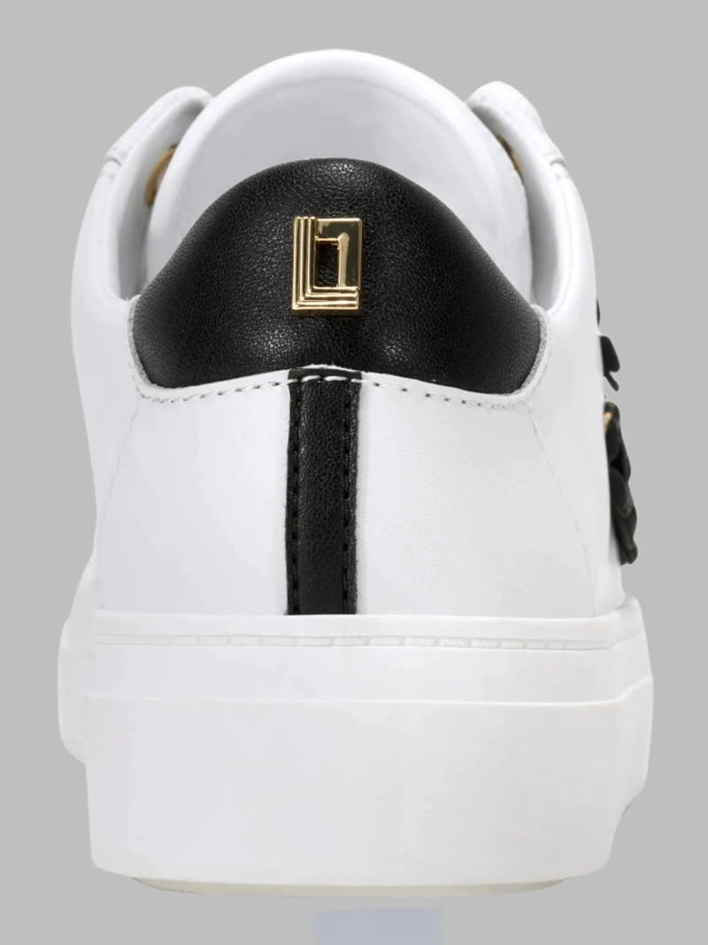ZAPATILLAS BLANCAS CON APLICACIONES FLORALES Y DETALLES METALICOS - 4