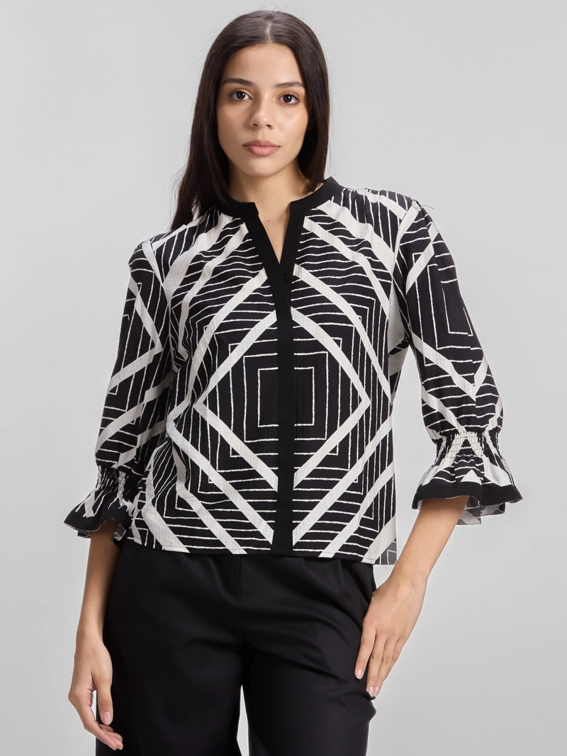 BLUSA CON ESTAMPADO GEOME TRICO - 1