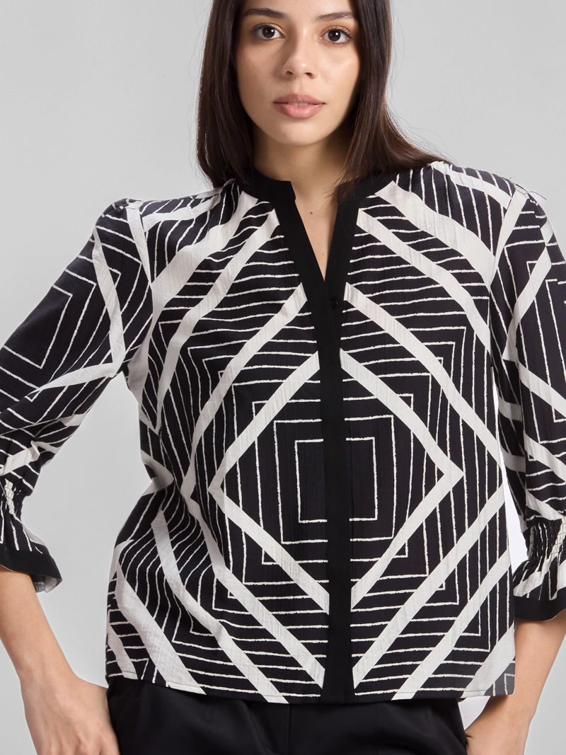 BLUSA CON ESTAMPADO GEOME TRICO - 4