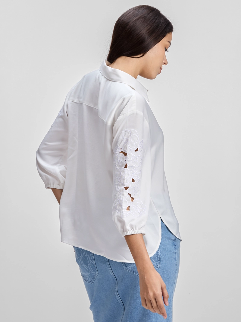BLUSA CON MANGAS CALADAS Y DISEÑO FLORAL - 3