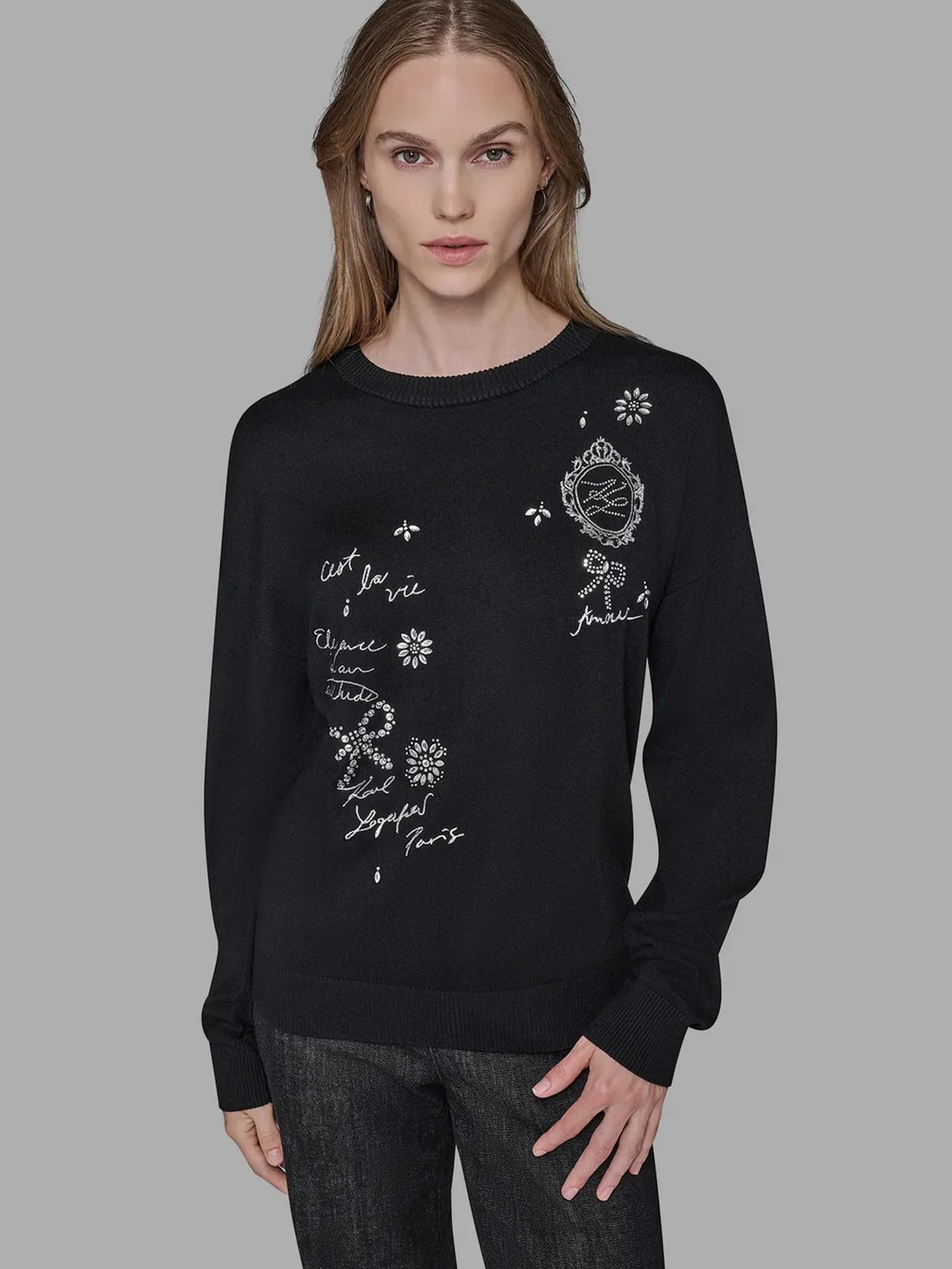 SWEATER CON DETALLES DE GRAFICOS DISTINTIVOS DE KARL EN PEDRERIA - 1