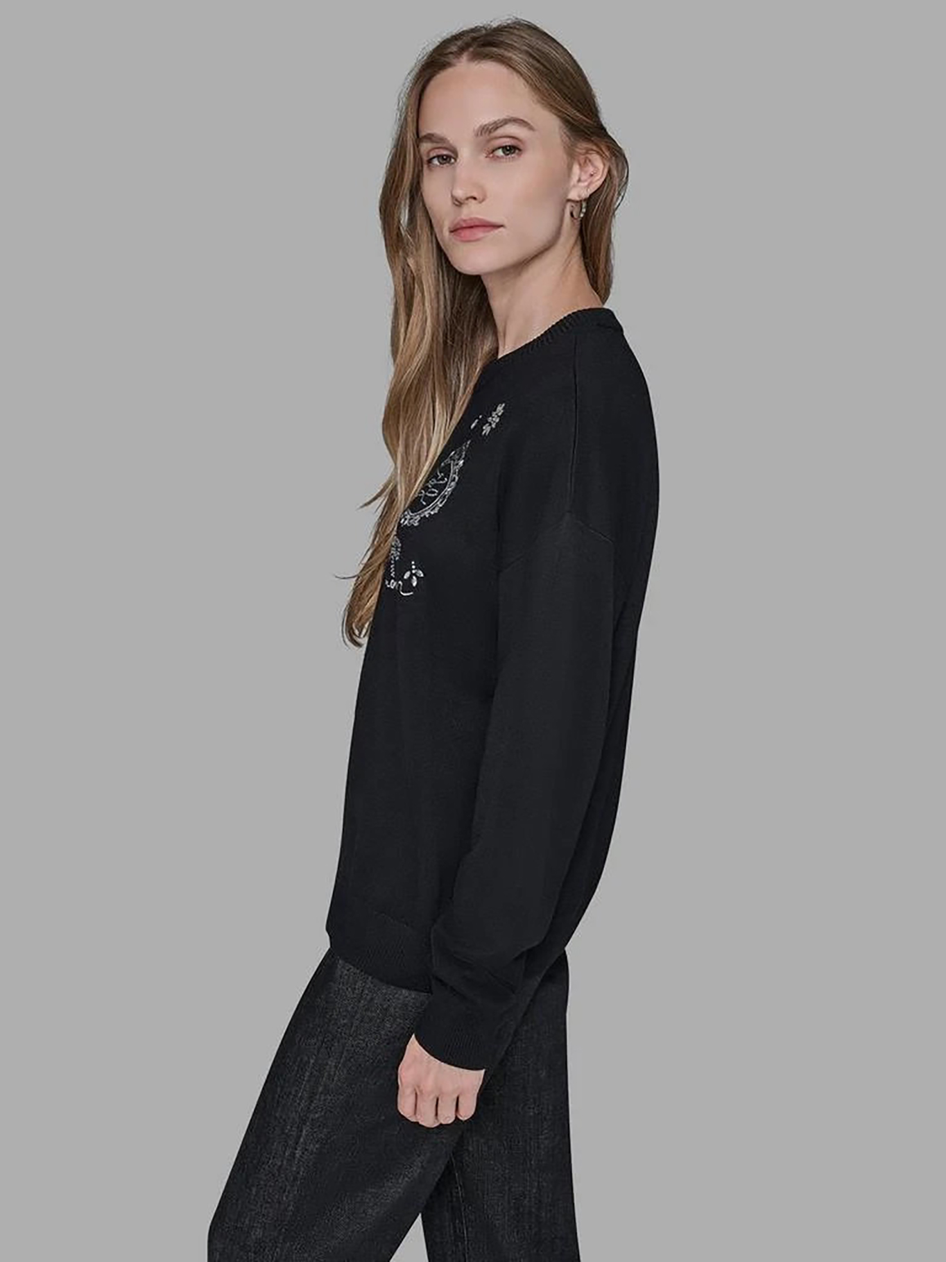 SWEATER CON DETALLES DE GRAFICOS DISTINTIVOS DE KARL EN PEDRERIA - 4