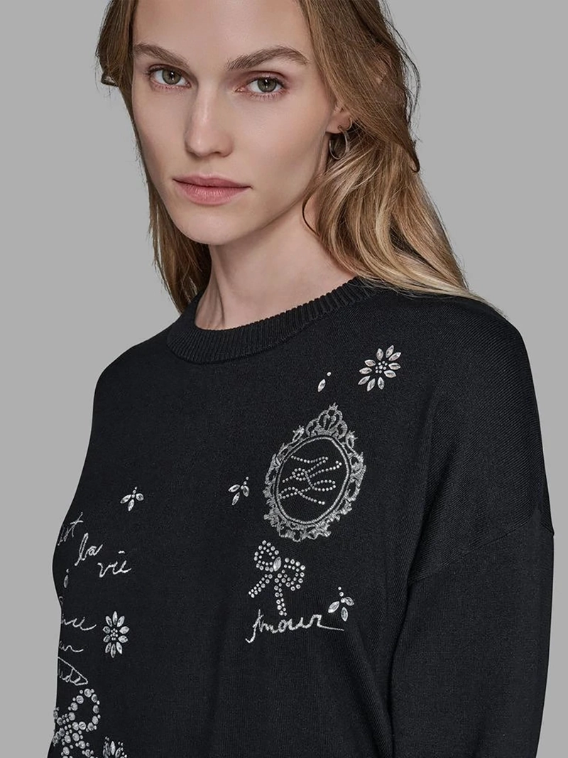 SWEATER CON DETALLES DE GRAFICOS DISTINTIVOS DE KARL EN PEDRERIA - 5