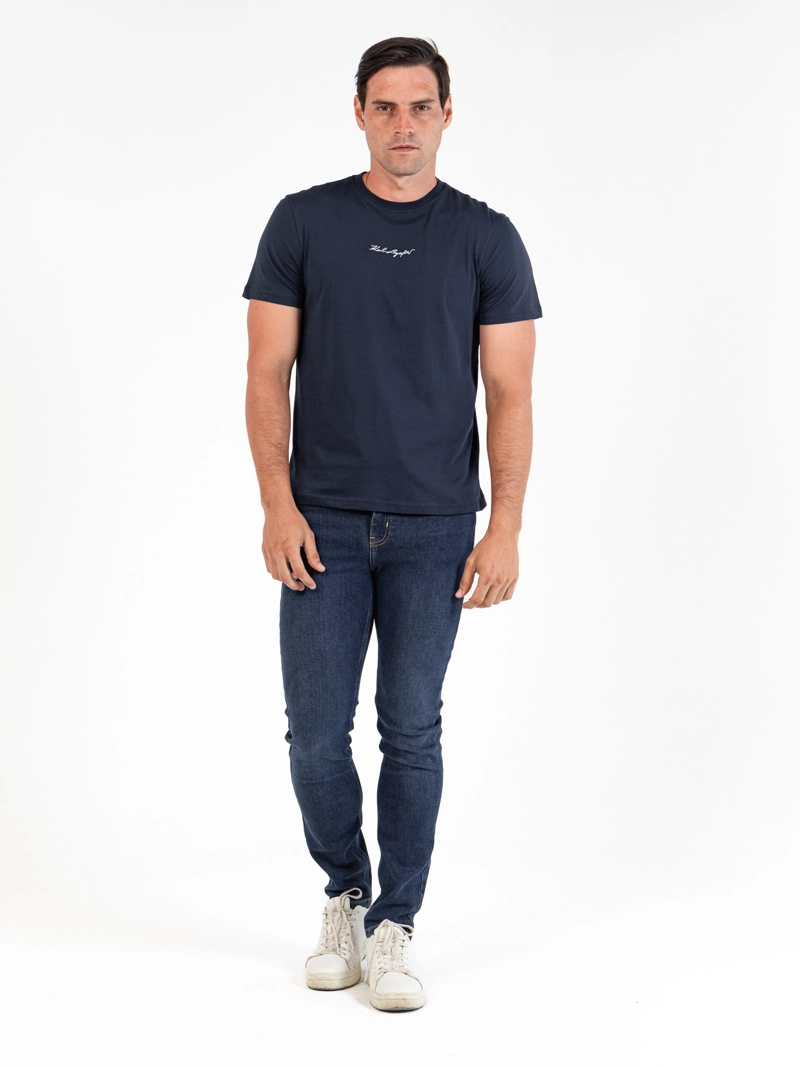 POLERA ESSENTIAL CON FIRMA BORDADA - 2
