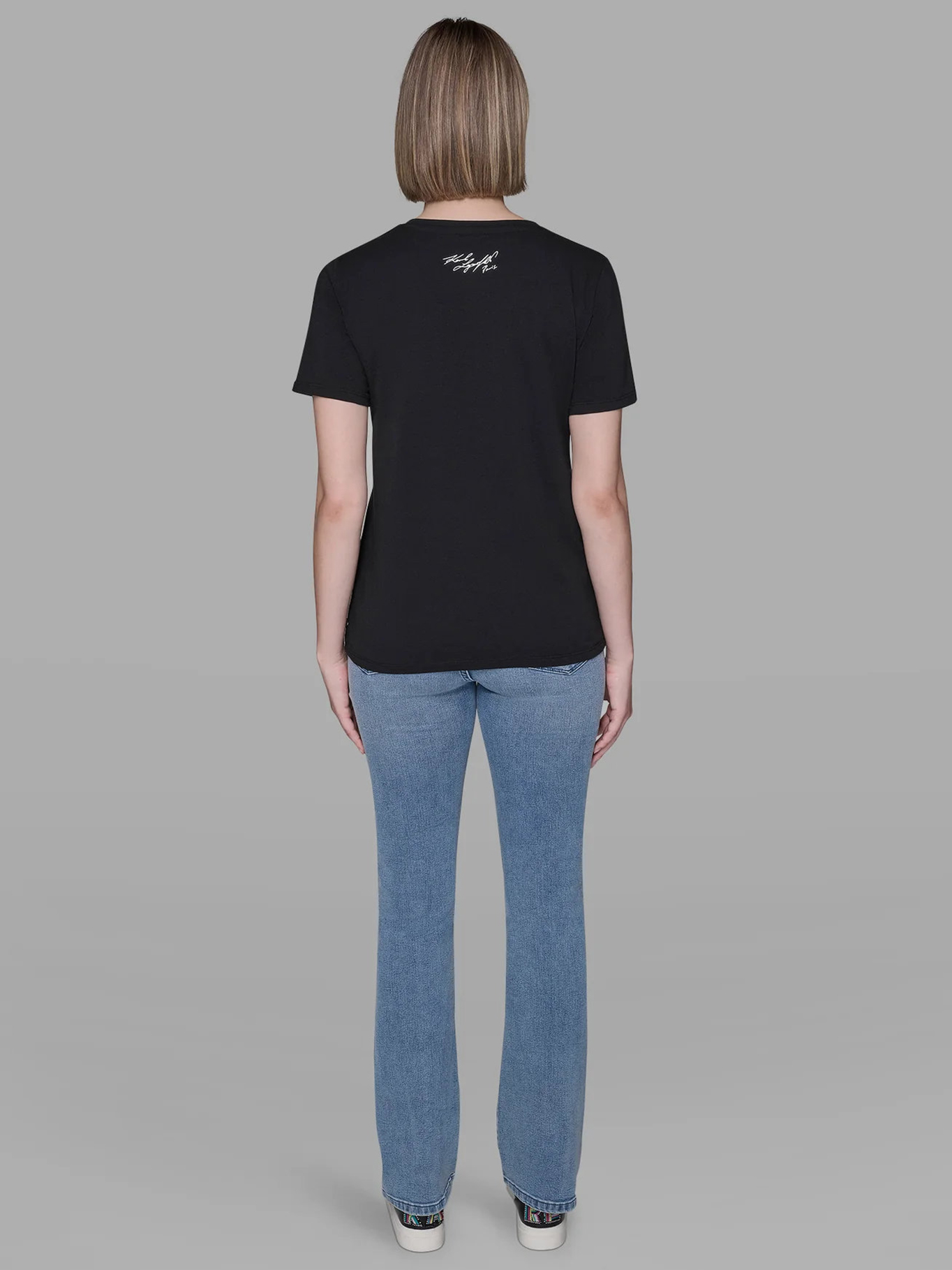 POLERA CON GRAFICO DE FIRMA DE KARL - 3