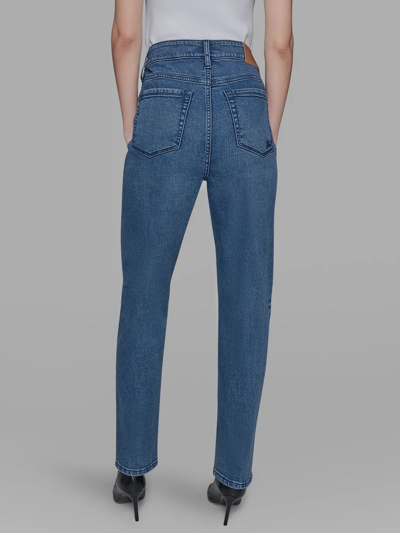 JEANS CON DISEÑO DE PARCHES - 3