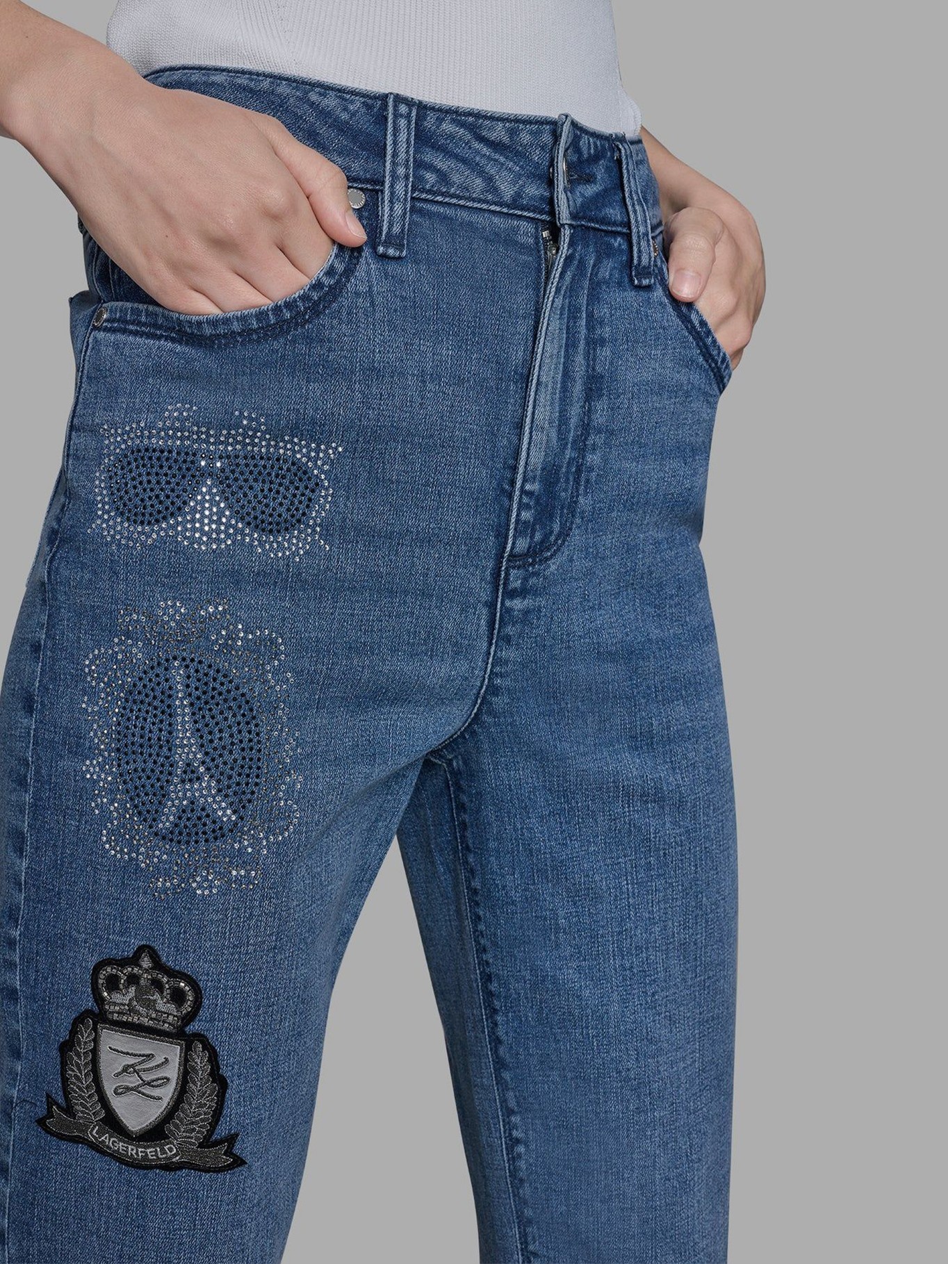 JEANS CON DISEÑO DE PARCHES - 5