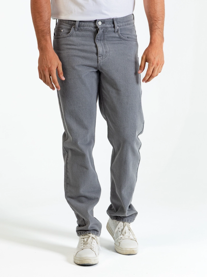 JEANS RECTOS CON BORDADO DISTINTIVO EN EL BOLSILLO TRASERO - 2