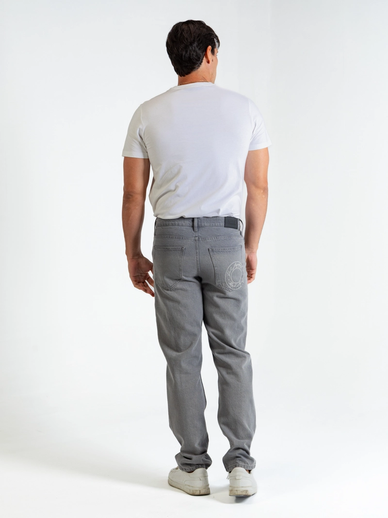 JEANS RECTOS CON BORDADO DISTINTIVO EN EL BOLSILLO TRASERO - 3