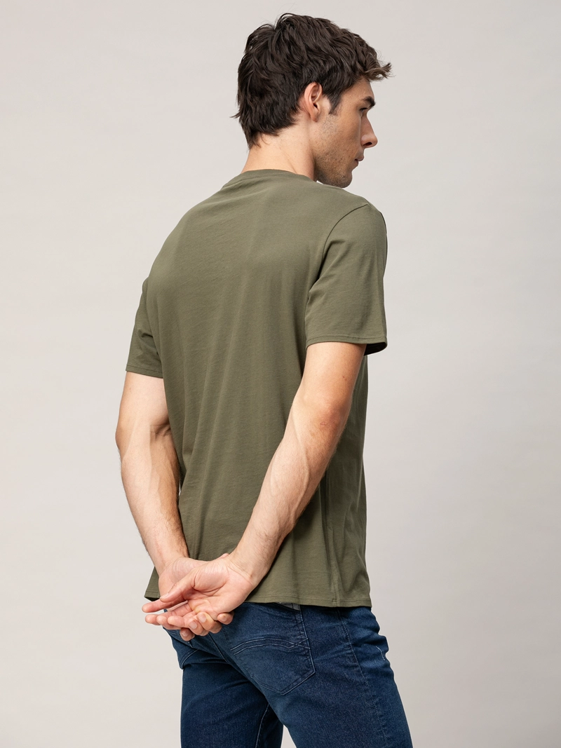 POLERA CON ESTAMPADO GRAFICO DE LOGO EN EFECTO OLA - 3