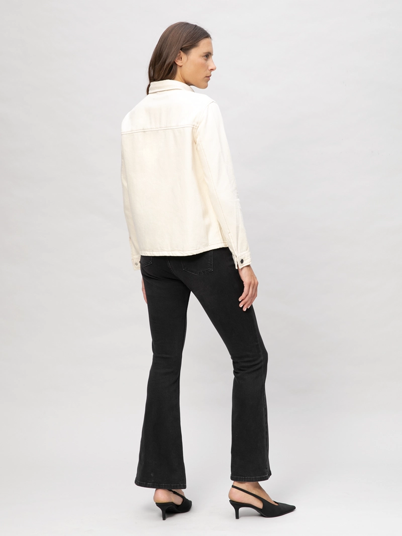 SOBRECAMISA EN DENIM CON BOLSILLOS - 3