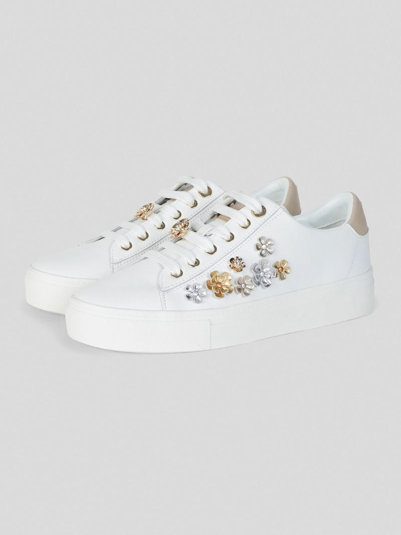 ZAPATILLAS BLANCAS CON APLICACIONES FLORALES Y DETALLES METALICOS - 1