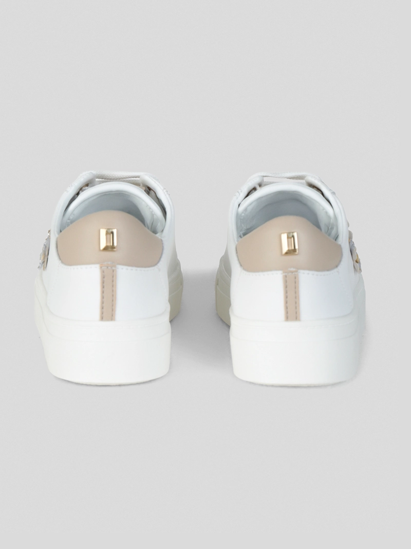 ZAPATILLAS BLANCAS CON APLICACIONES FLORALES Y DETALLES METALICOS - 3