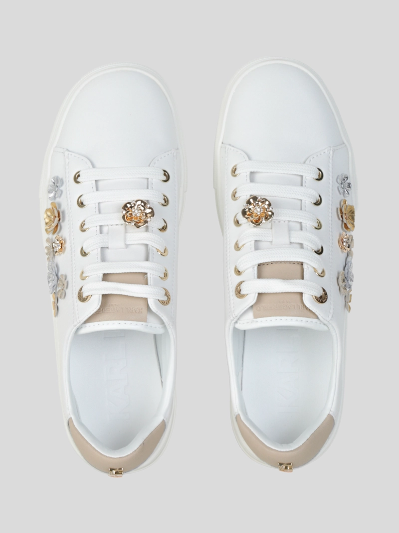 ZAPATILLAS BLANCAS CON APLICACIONES FLORALES Y DETALLES METALICOS - 4