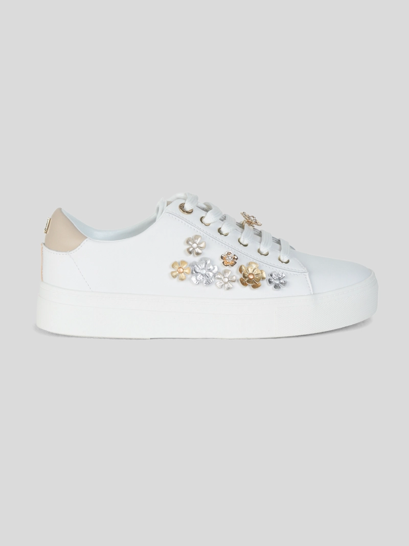 ZAPATILLAS BLANCAS CON APLICACIONES FLORALES Y DETALLES METALICOS - 6