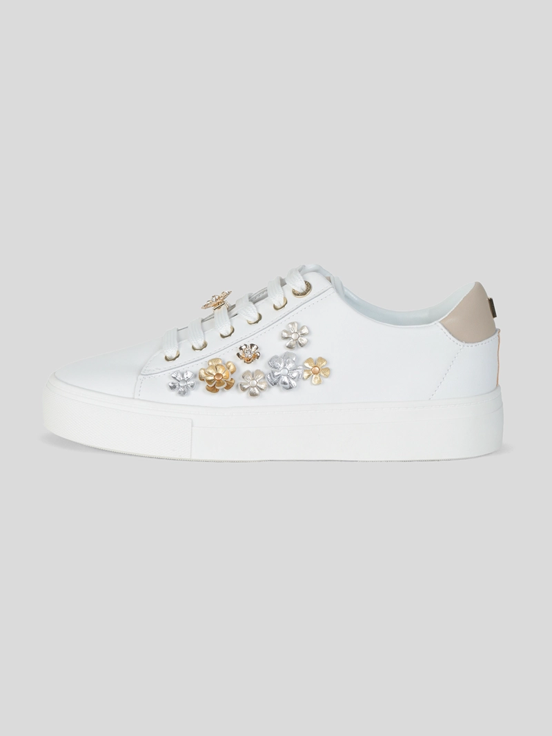 ZAPATILLAS BLANCAS CON APLICACIONES FLORALES Y DETALLES METALICOS - 7