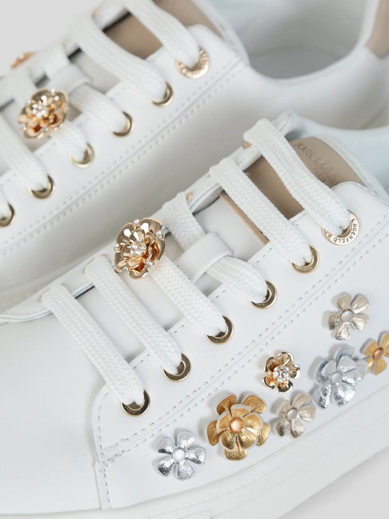 ZAPATILLAS BLANCAS CON APLICACIONES FLORALES Y DETALLES METALICOS - 8