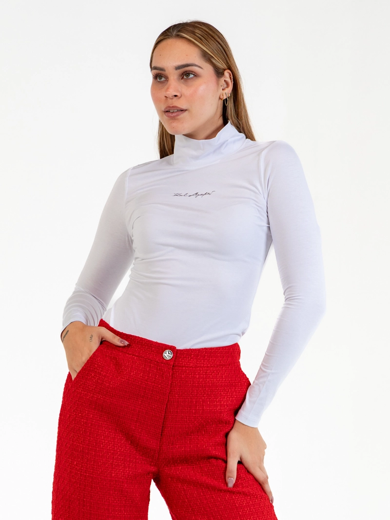 POLERA DE CUELLO ALTO CON FIRMA - 1
