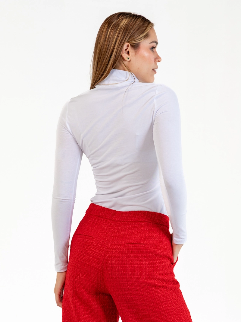 POLERA DE CUELLO ALTO CON FIRMA - 4