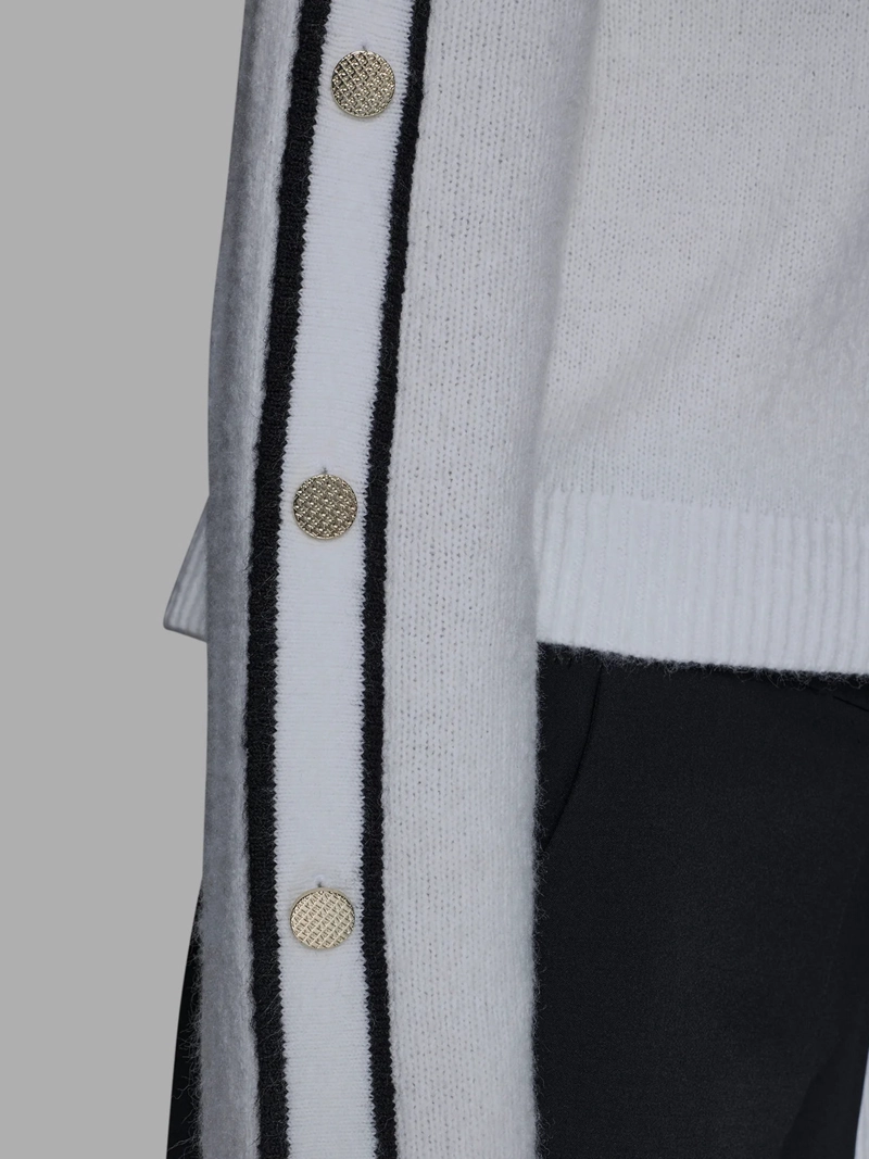SWEATER CON BOTONES EN LAS MANGAS - 5