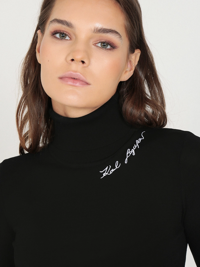SWEATER DE CUELLO TORTUGA CON LOGO BORDADO - 5