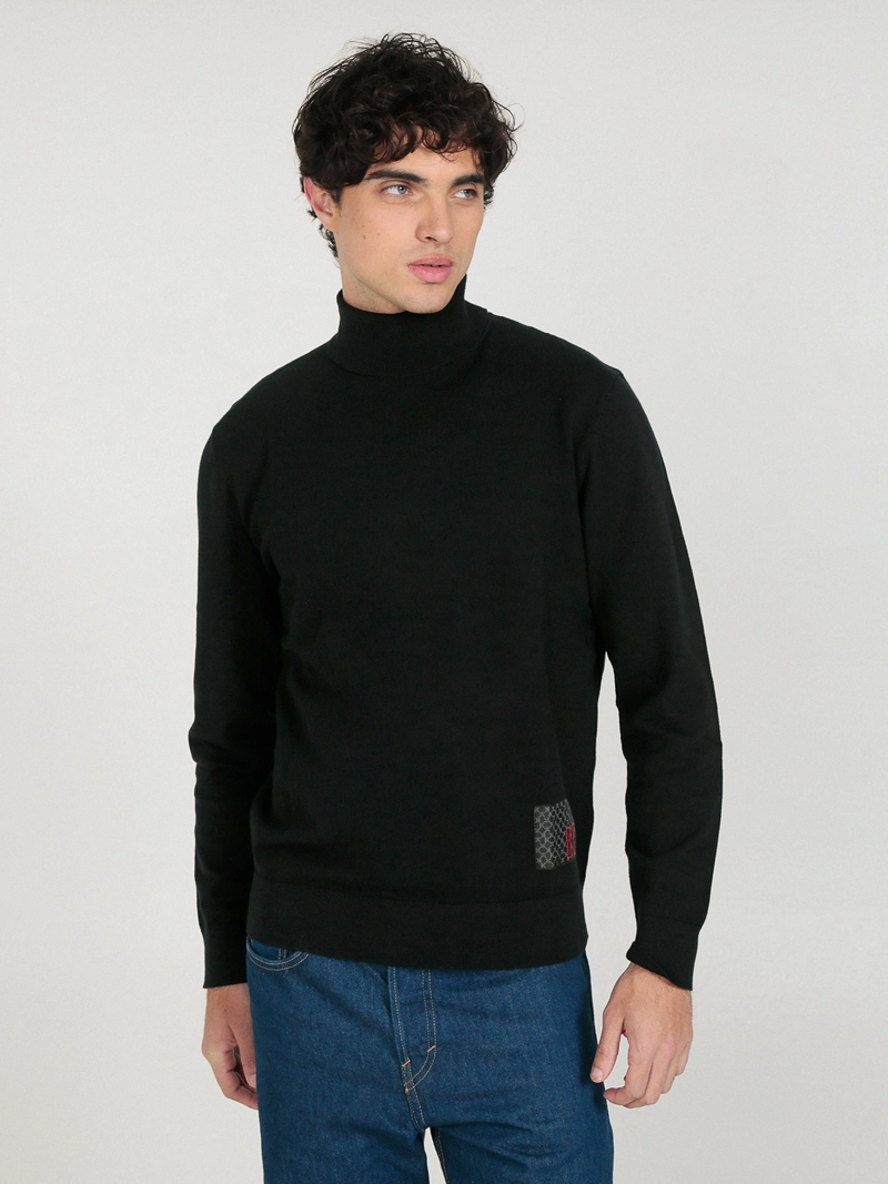 SWEATER DE CUELLO ALTO CON ETIQUETA TEJIDA - 1