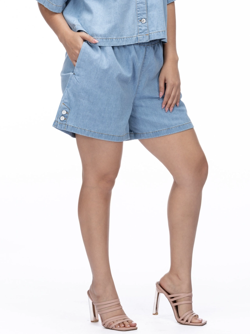SHORT DENIM CON BOTONES DECORATIVOS - 4