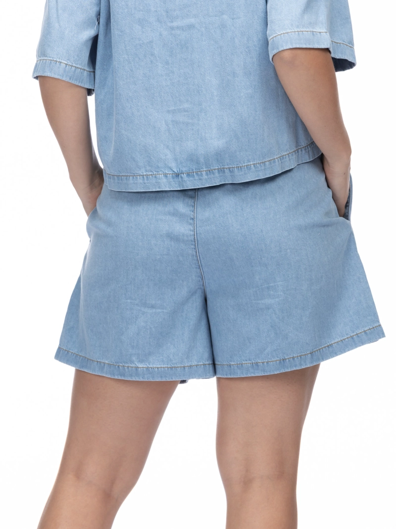 SHORT DENIM CON BOTONES DECORATIVOS - 5