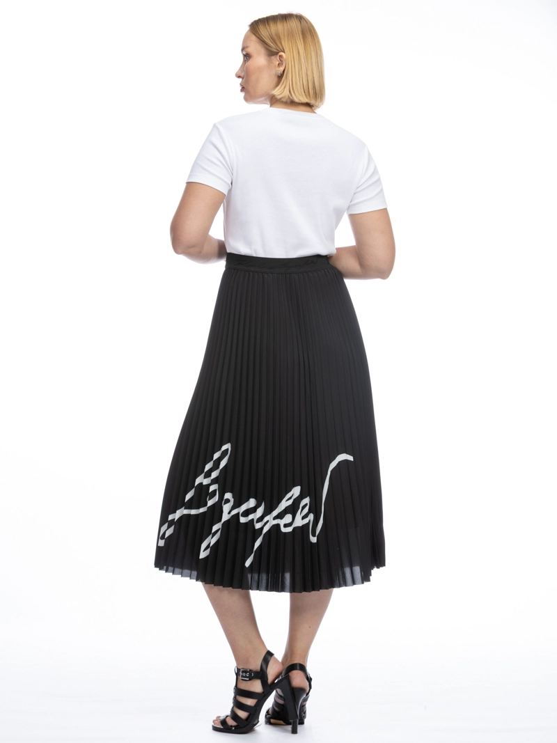 FALDA PLISADA CON LOGO - 2
