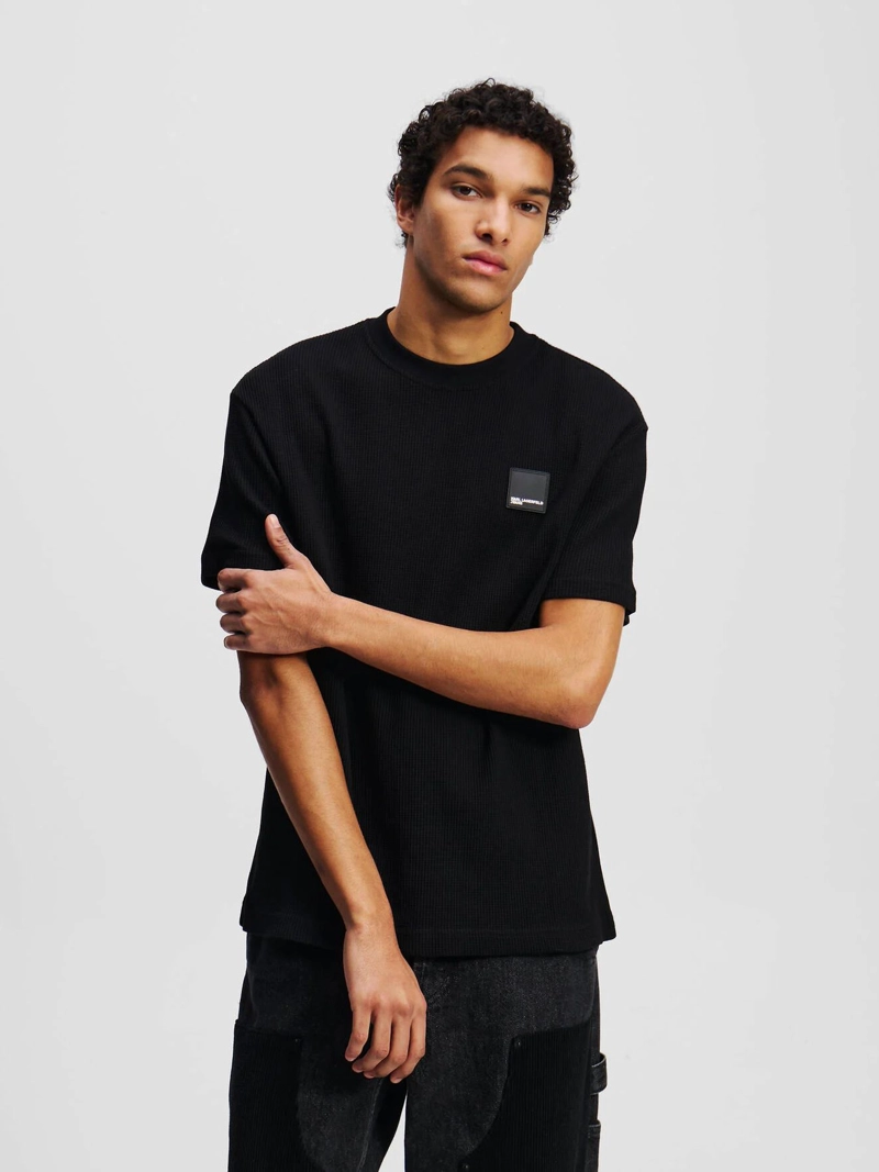 POLERA WAFFLE CON INSIGNIA - 1