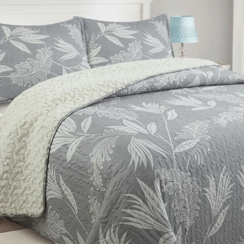 CUBRECAMA QUILT SHERPA 2PL W.M G -GRIS DISEÑO HOJAS GRIS CLARO - 2