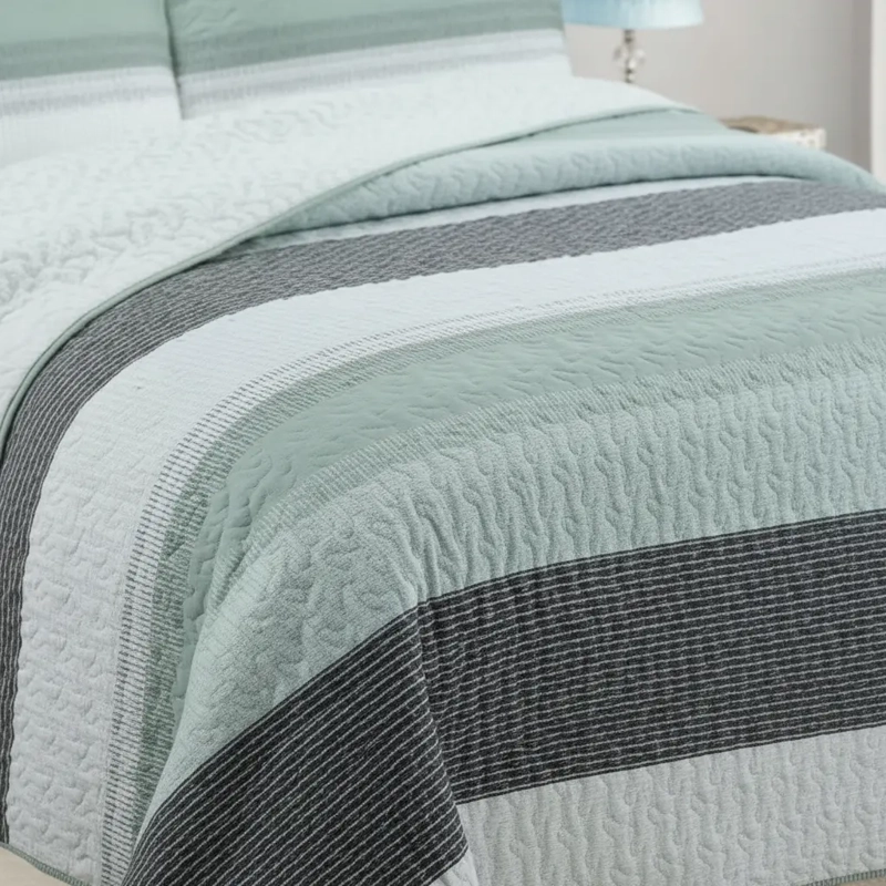 CUBRECAMA QUILT SHERPA 2PL W.M G - VERDE MENTA GRIS Y BLANCO. DISEÑO A FRANJAS HORIZONTALES - 1
