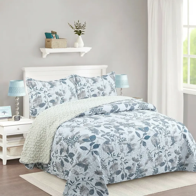 CUBRECAMA QUILT SHERPA 2PL W.M G - AZUL GRISACEO Y GRIS SUAVE ESTAMPADO FLORAL Y DE HOJAS - 2