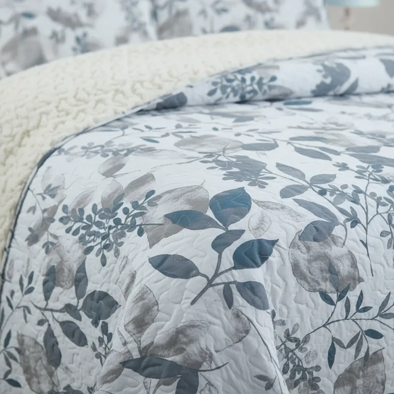 CUBRECAMA QUILT SHERPA 2PL W.M G - AZUL GRISACEO Y GRIS SUAVE ESTAMPADO FLORAL Y DE HOJAS - 3
