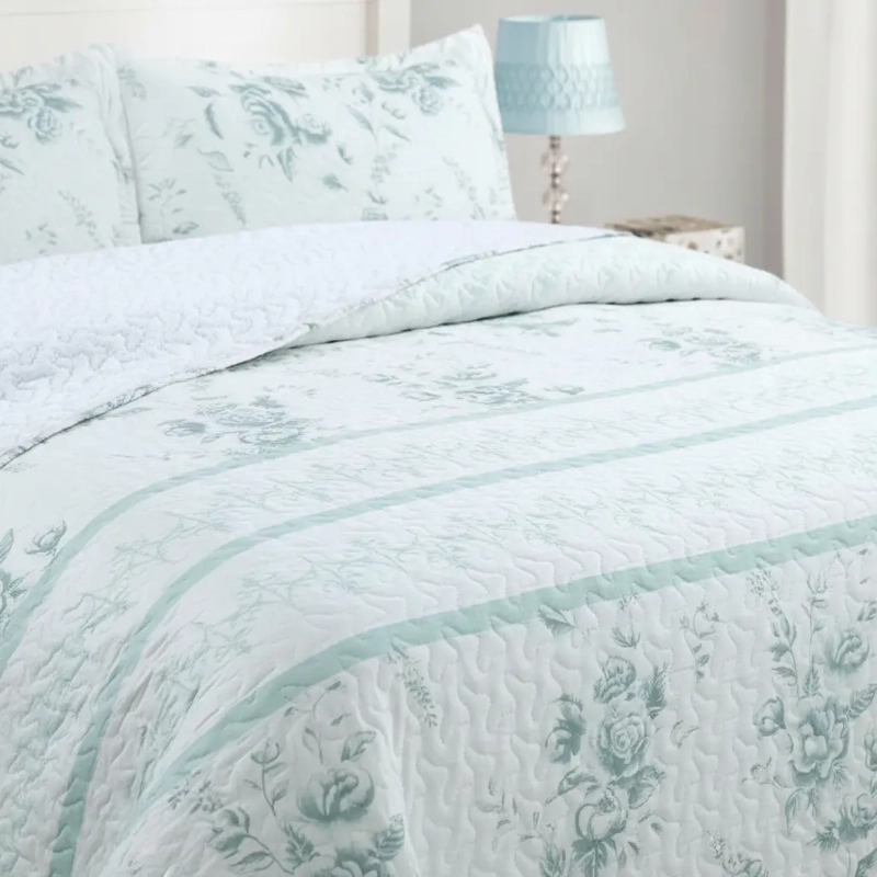 CUBRECAMA QUILT SHERPA 2PL W.M G CELESTE Y BLANCO DISEÑO FLORAL CELESTE VINTAGE - 2