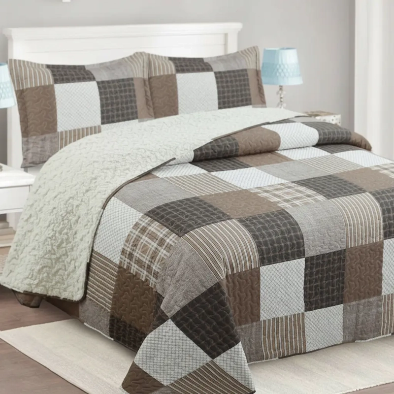 CUBRECAMA QUILT SHERPA 2PL W.M G CAFE  CHOCOLATE GRIS Y BEIG CUADROS TIPO PATCHWORK - 2