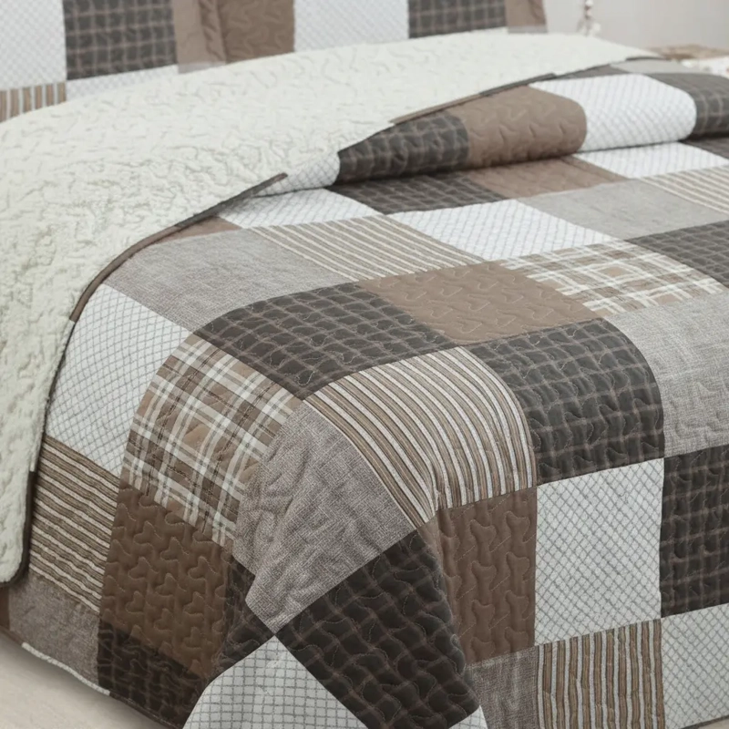 CUBRECAMA QUILT SHERPA 2PL W.M G CAFE  CHOCOLATE GRIS Y BEIG CUADROS TIPO PATCHWORK - 3